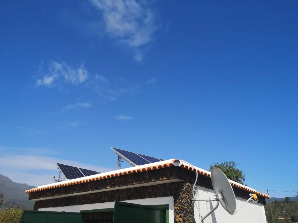 Paneles solares encima de azotea garaje